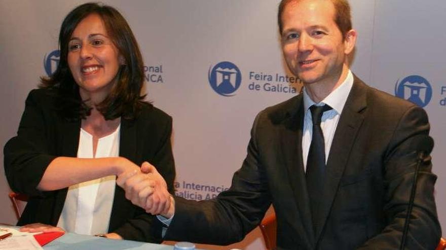 Gabriela González y Ricardo Durán, ayer, en la firma del acuerdo.