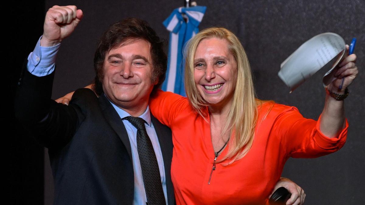 Javier Milei y su hermana Karina Milei celebran la victoria en las presidenciales argentinas.