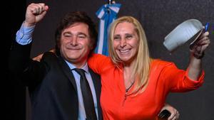 Javier Milei y su hermana Karina Milei celebran la victoria en las presidenciales argentinas.