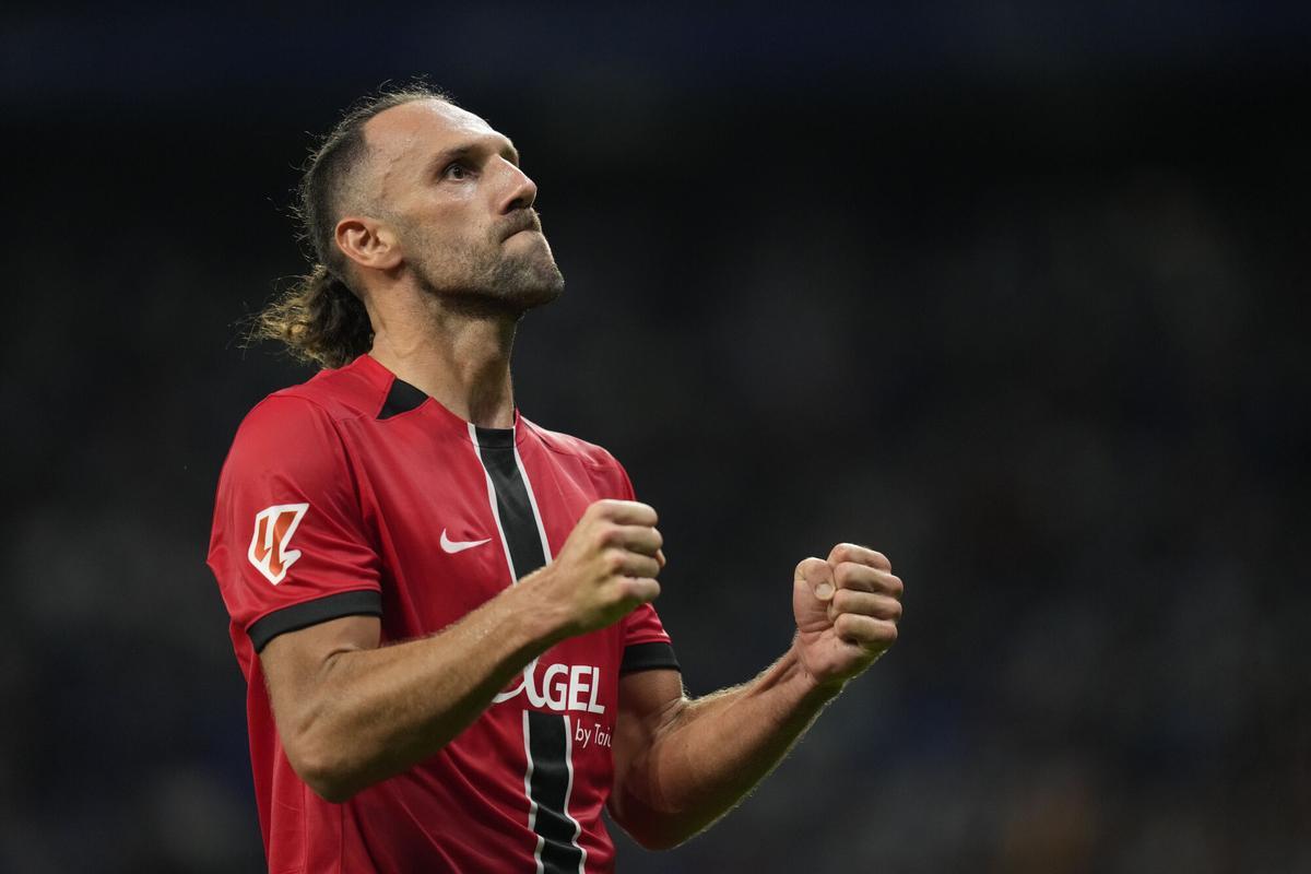 El delantero Kosovar del Mallorca Vedat Muriqi celebra su gol