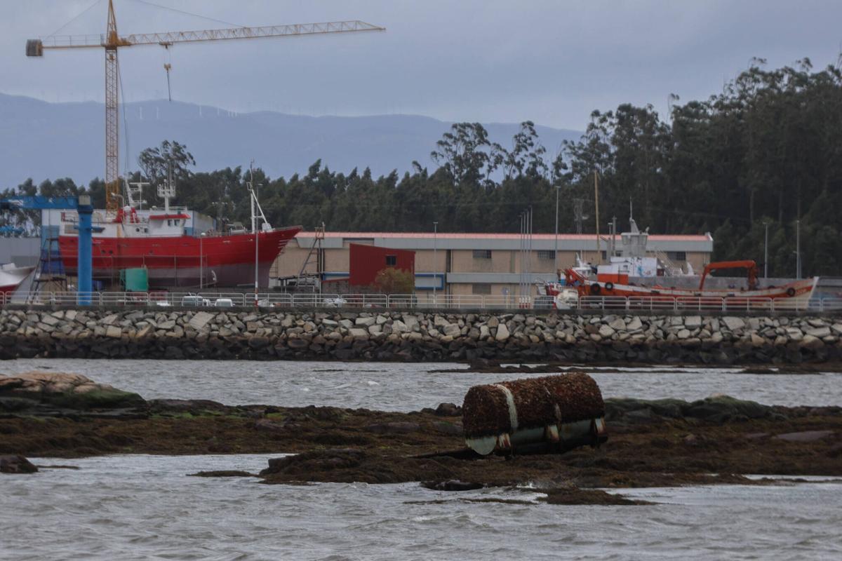 Flotador de batea varado en la ensenada de Fefiñáns en Cambados
