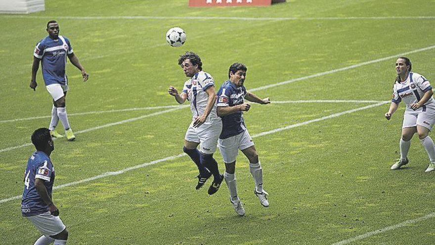 Una acción del partido entre aficionados disputado ayer en el césped del Tartiere.