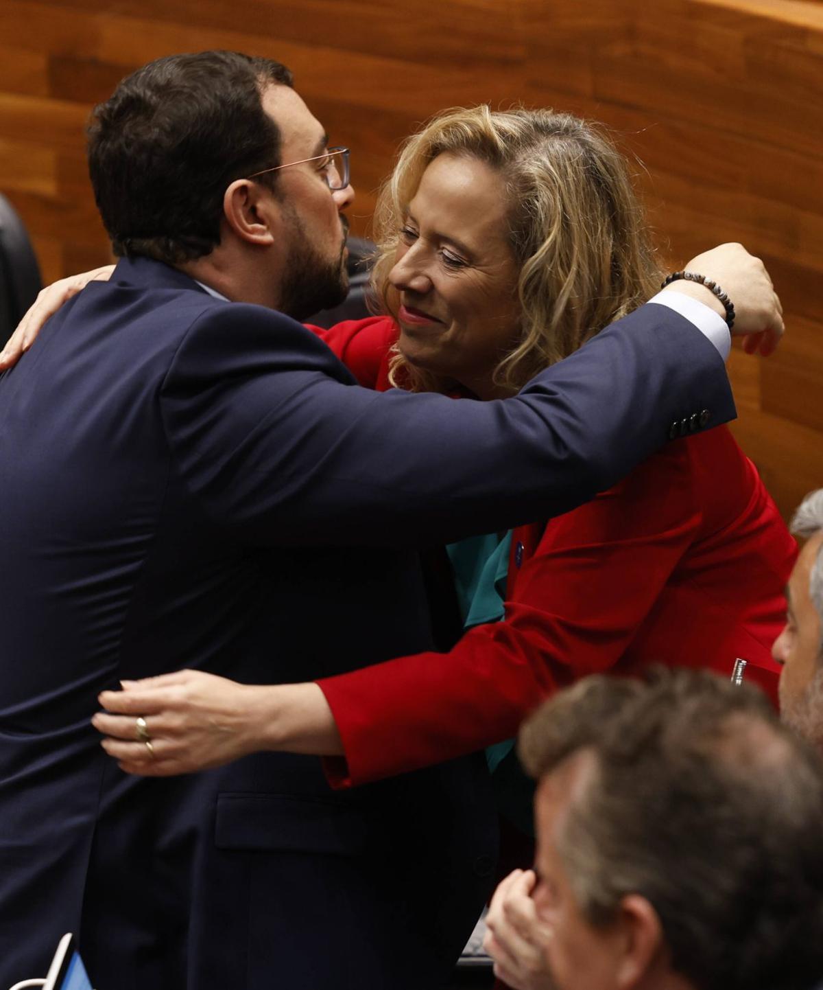 Barbón da un abrazo de despedida en la Junta a Belarmina Díaz tras su dimisión como consejera de Industria días después del accidente en Cerredo con cinco mineros fallecidos.