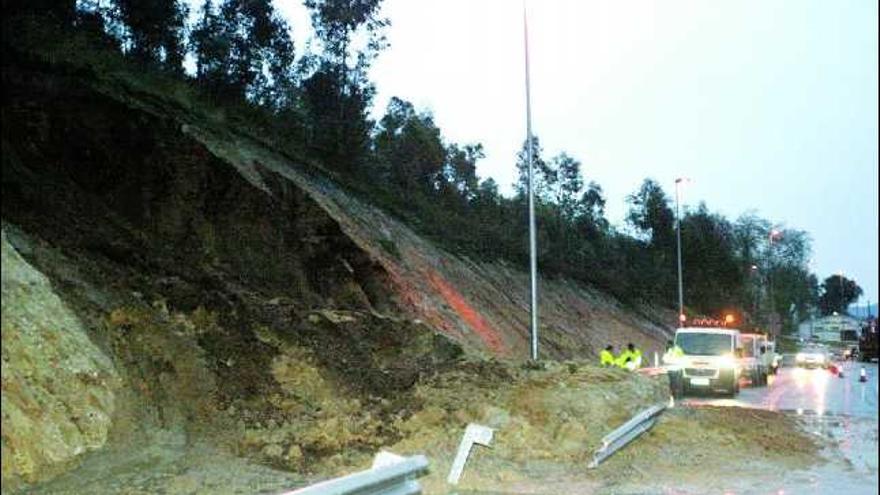 Argayo que en la tarde de ayer cortó un carril en la nacional 634, en las inmediaciones del cruce de Andrín (Llanes).