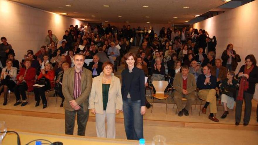 Las autoridades ante el auditorio del Centre Bit-Raiguer, repleto ayer de artesanos.