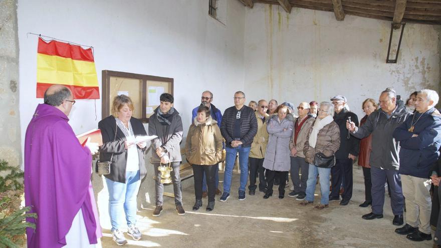 El pueblo de Figueruela de Abajo durante el homenaje al recordado religioso Romualdo Fernández. | CH. S.