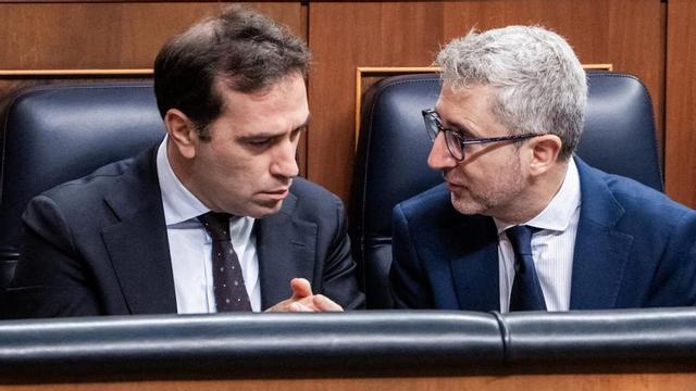 El vicepresident i ministre d’Economia, Carlos Cuerpo (esquerra), i el ministre d’Hisenda, Arcadi España. | CÉSAR VALLEJO RODRÍGUEZ / EUROPA PRESS