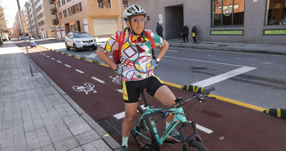 El ciclista Ángel González, en el carril bici. | Juan Plaza