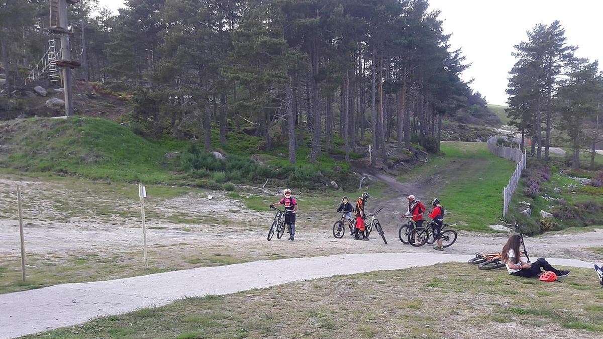 Actividad ciclista en la Estación de Montaña de Manzaneda