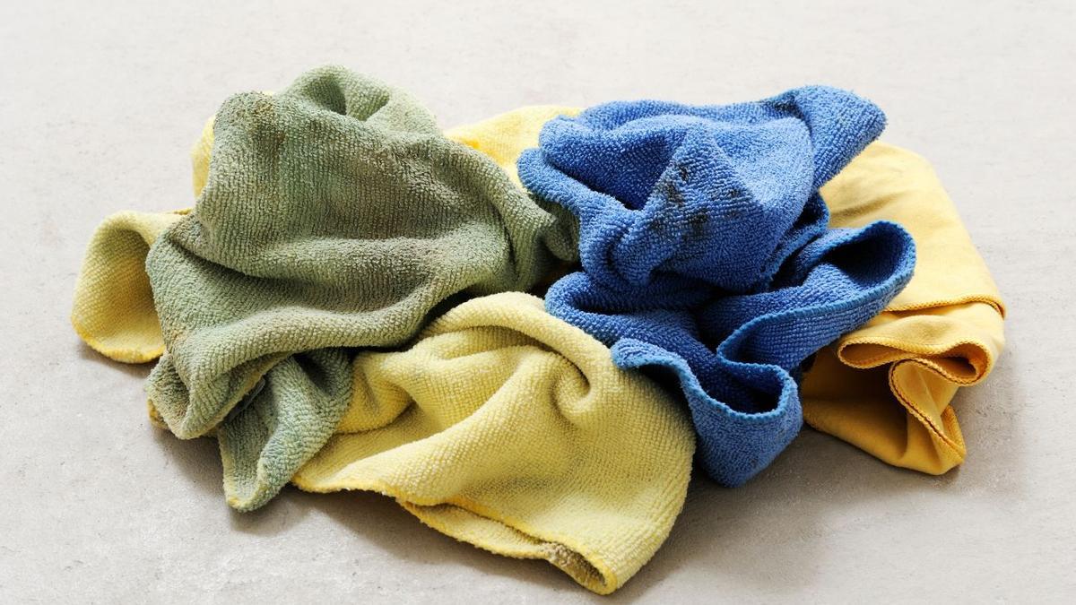 El secreto para desinfectar tus trapos de cocina de forma rápida y efectiva en el microondas