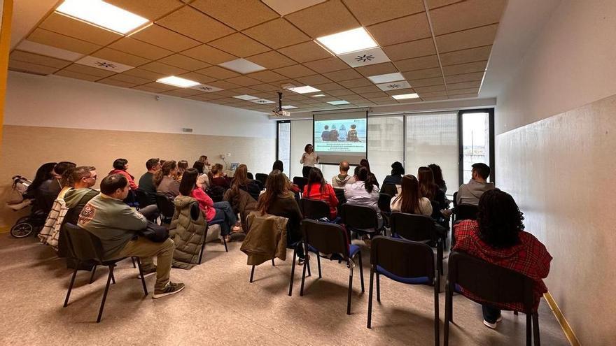 El colegio Carmen Ruiz Tilve de La Corredoria refuerza el apoyo familiar con una sesión formativa