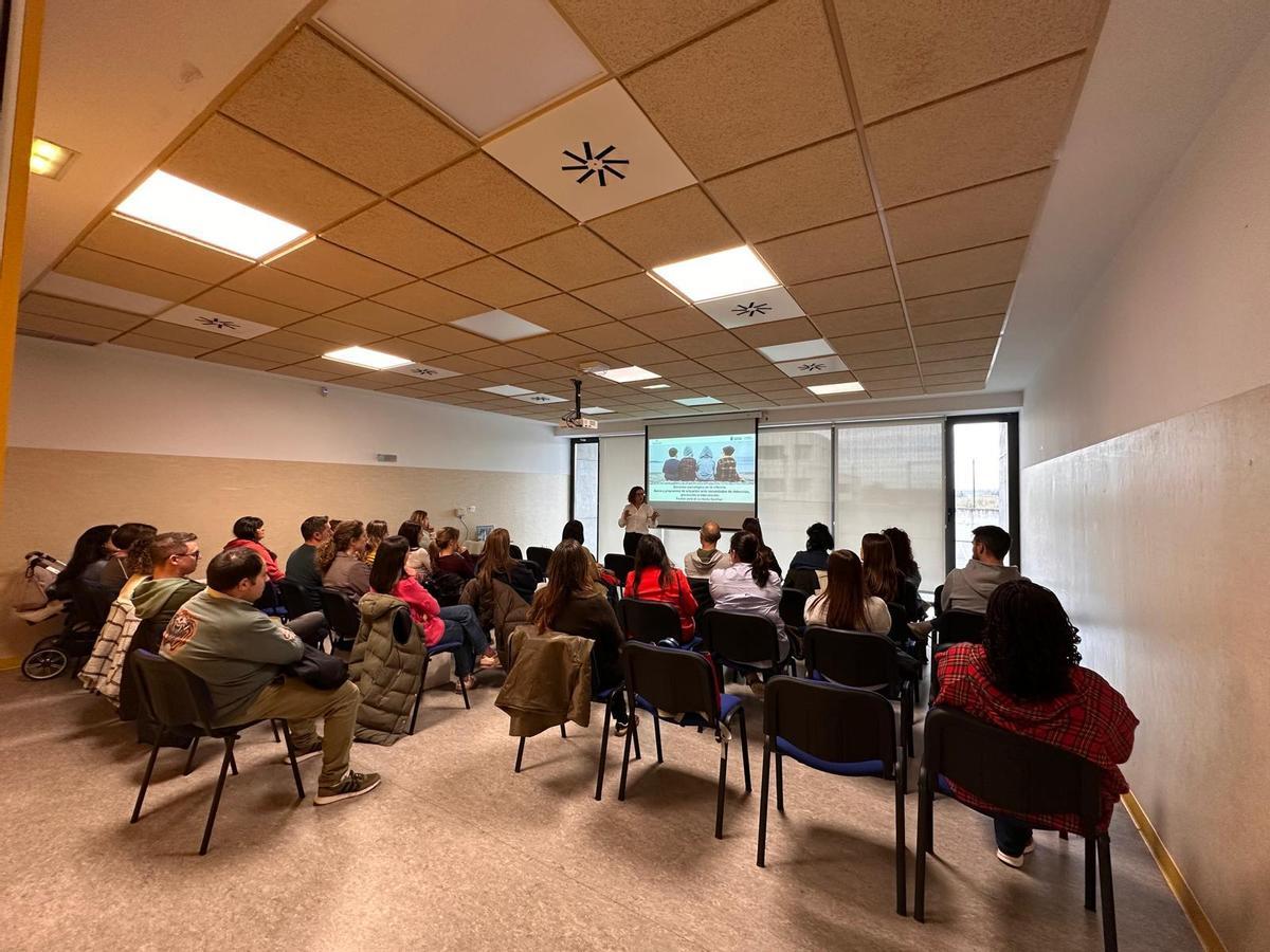 Un momento de la reunión en el colegio.