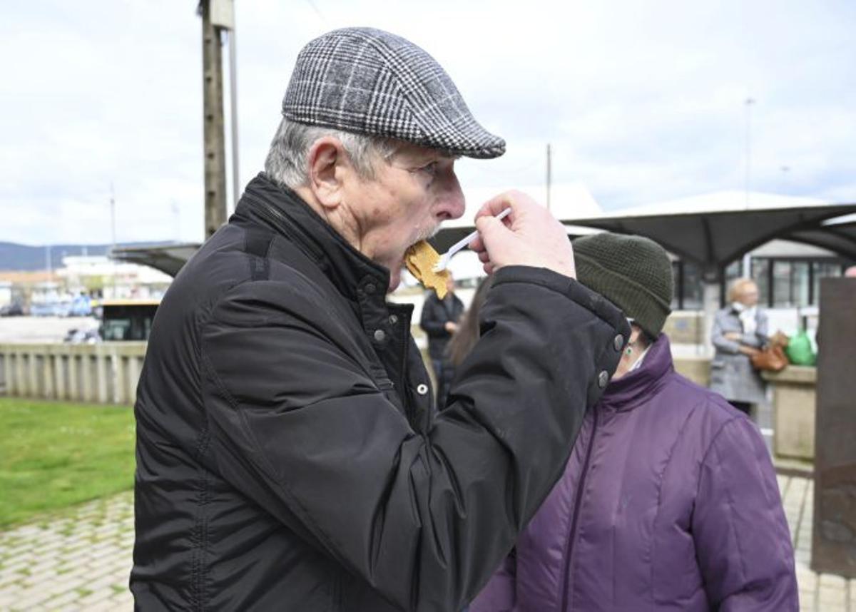 Cientos de vecinos se acercaron a probarlo. | RAFA VÁZQUEZ