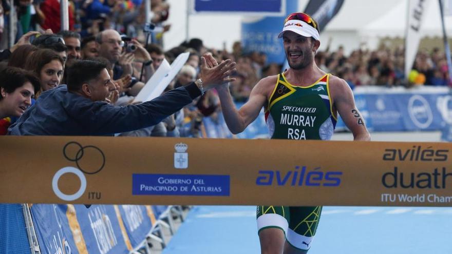 Richard Murray, a punto de cruzar la meta en la prueba de elite, en la que logró su título mundial.