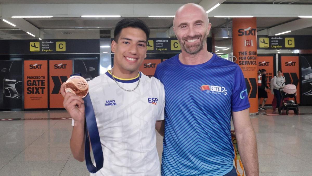 Adrián Abadía, a su llegada a Palma con su bronce mundial, junto a Donald Miranda