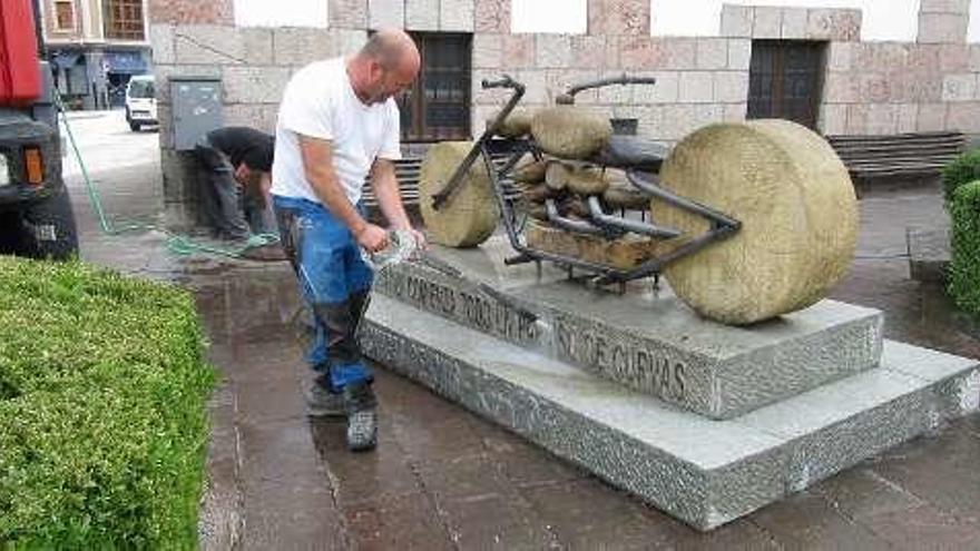 Limpieza, ayer, de la figura urbana de Cangas de Onís.