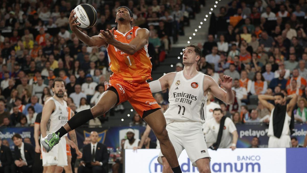 El taronja Kam Taylor, davant de Mario Hezonja, en un dels partits d’esta temporada contra el Reial Madrid
