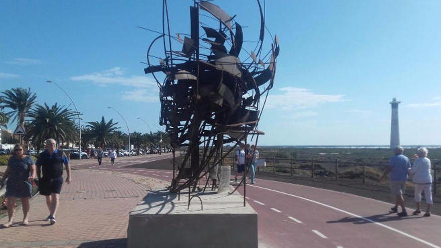 La escultura &#039;Cabeza de Mujer&#039; de Antonia Fathullina, instalada en la Senda de Mar de Morro Jable.