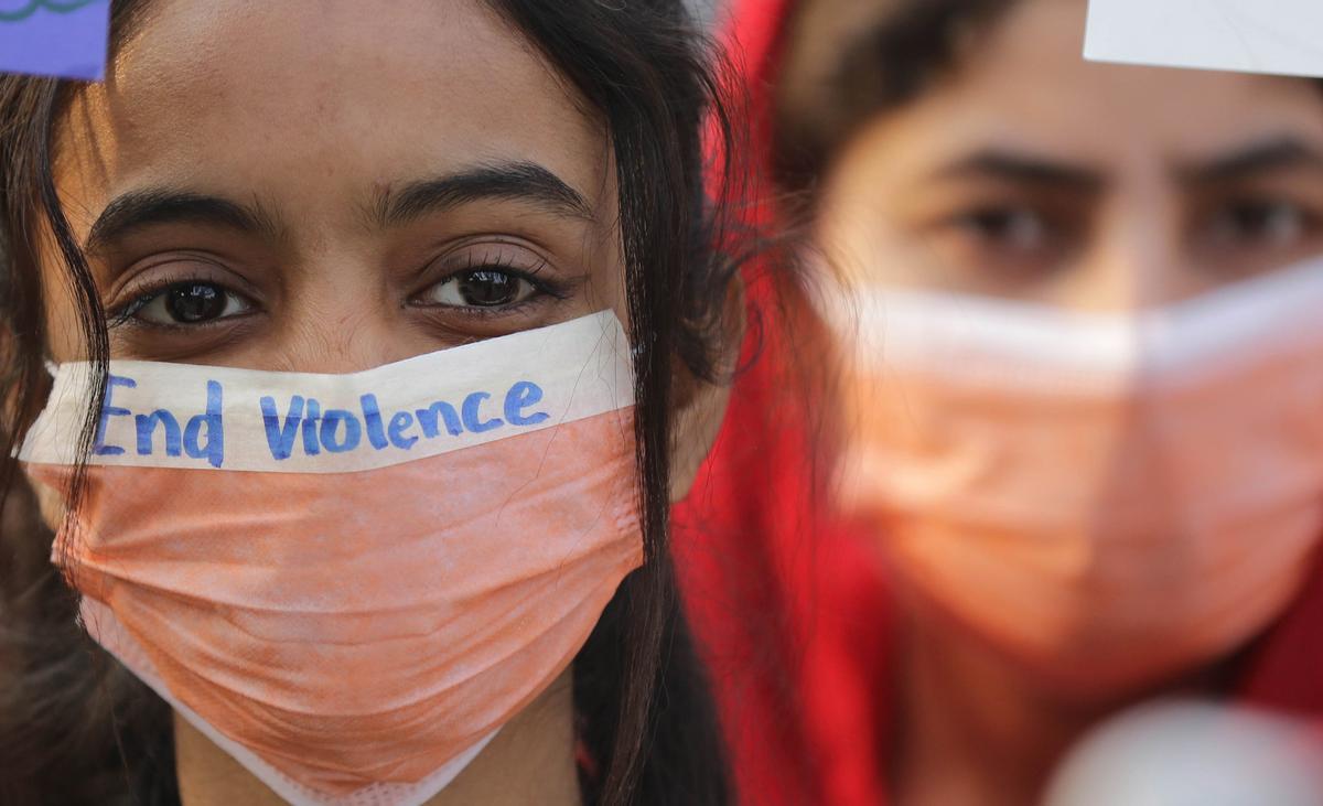 Mujeres paquistaníes se manifiestan durante un mitin para conmemorar el día internacional para la eliminación de la violencia contra la mujer en Lahore, Pakistán.