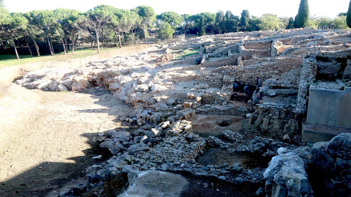 Pla general de la zona d'Empúries on a l'antiguitat hi havia el port grec i l'antic santuari del segle VI aC.