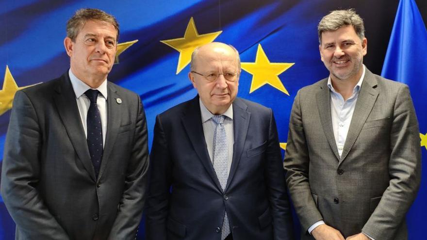 Besteiro, junto al comisario europeo de Defensa y Nicolás Casares.