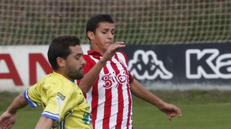 Dreyer trata de llevarse el balón ante un futbolista de la Arandina.