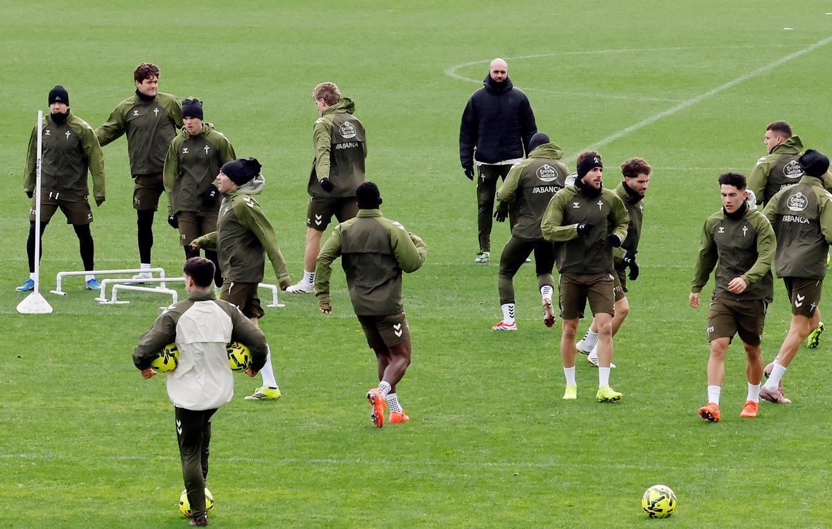 Giráldez, durante el entrenamiento mantinal de ayer en la ciudad deportiva.