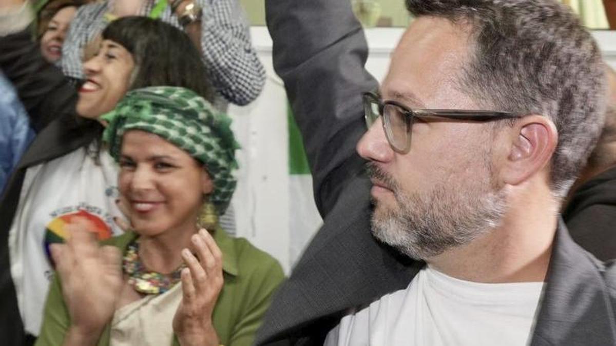 El candidat d’Endavant Andalusia, José Ignacio García,al costat del seu equip i Teresa Rodríguez, celebra els resultats de les eleccions. | ROMÁN RÍOS / EFE