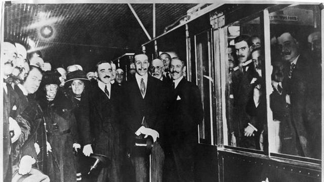 El Rey Alfonso XIII, junto a las autoridades de la época, en el viaje inaugural del Metro madrileño. El monarca salió con los ojos cerrados y la imagen se retocó después en algunas publicaciones.