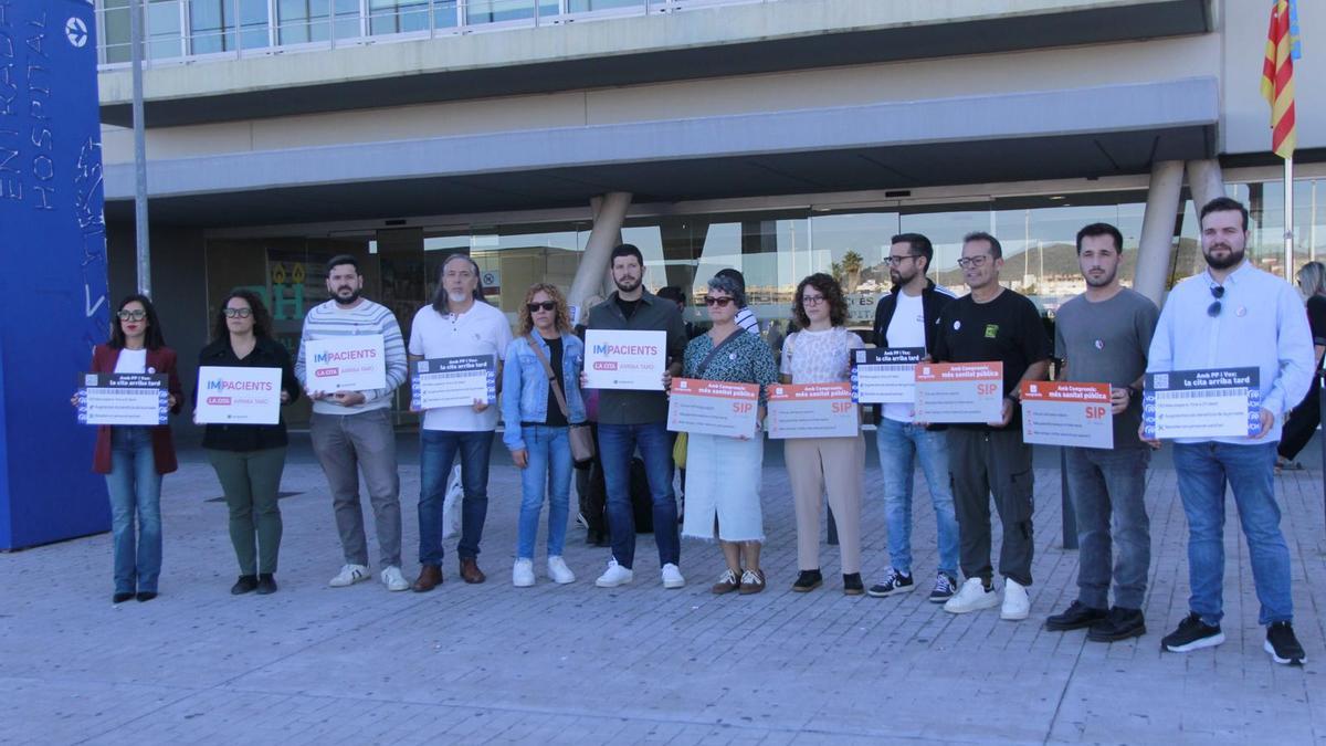 Cargos de Compromís, esta mañana ante el hospital de Gandia.