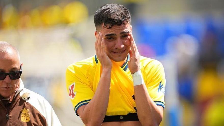 Llora el escudo de la UD Las Palmas: adiós al ascenso directo con humillación