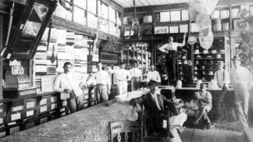 Interior de un comercio de tejidos en Cuba hacia 1910. Debajo,  Juaco López, a la izquierda, y Carlos Rubiera.