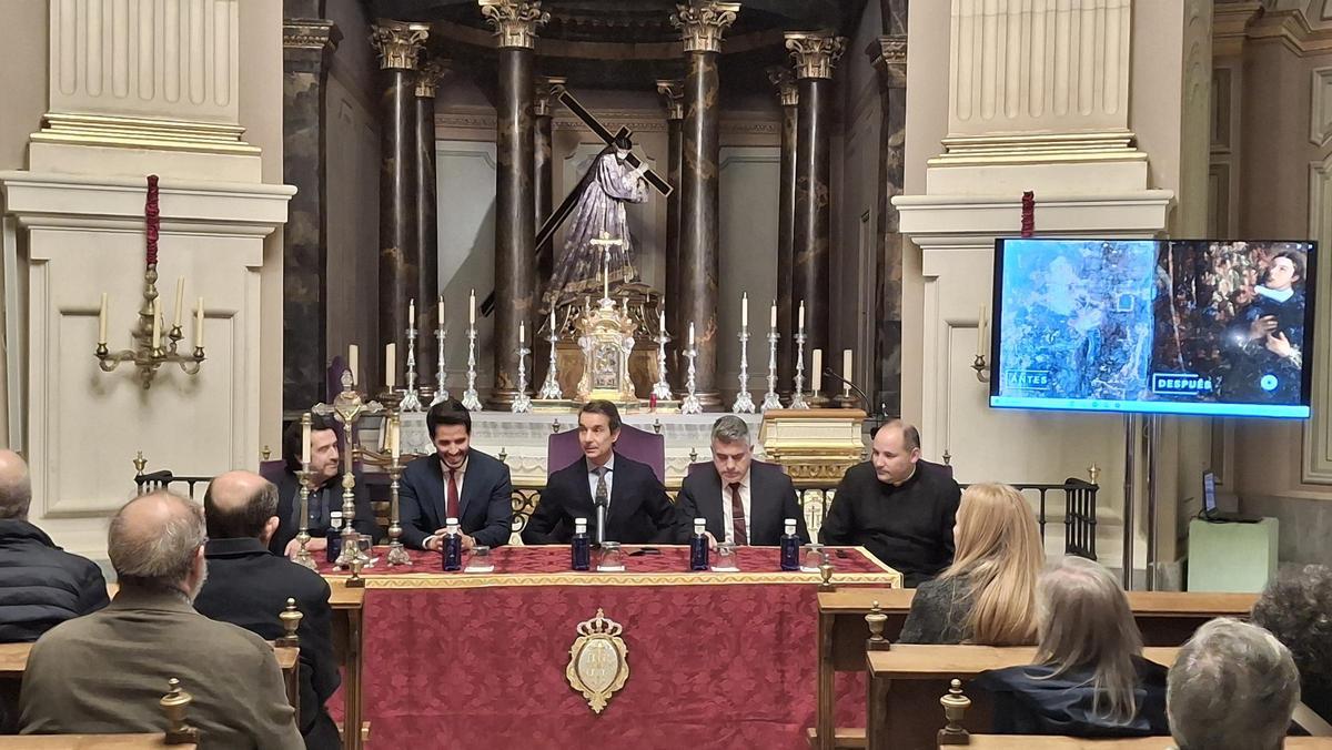 El secretario general de la Consejería de Turismo, Cultura, Juventud y Deportes, Juan Antonio Lorca, presenta el lienzo 'Nuestro Padre Jesús Nazareno con donantes', que se incorporará al Museo Salzillo