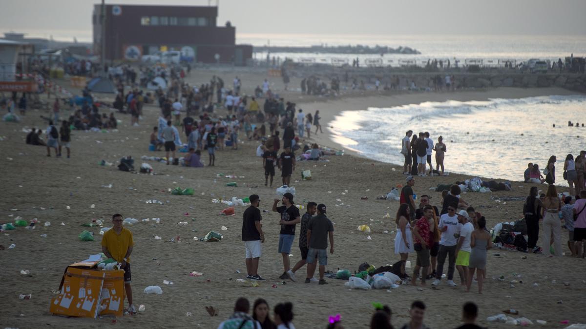 Desalojo y  limpieza de la playa de Nova Icaria tras la verbena de Sant Joan