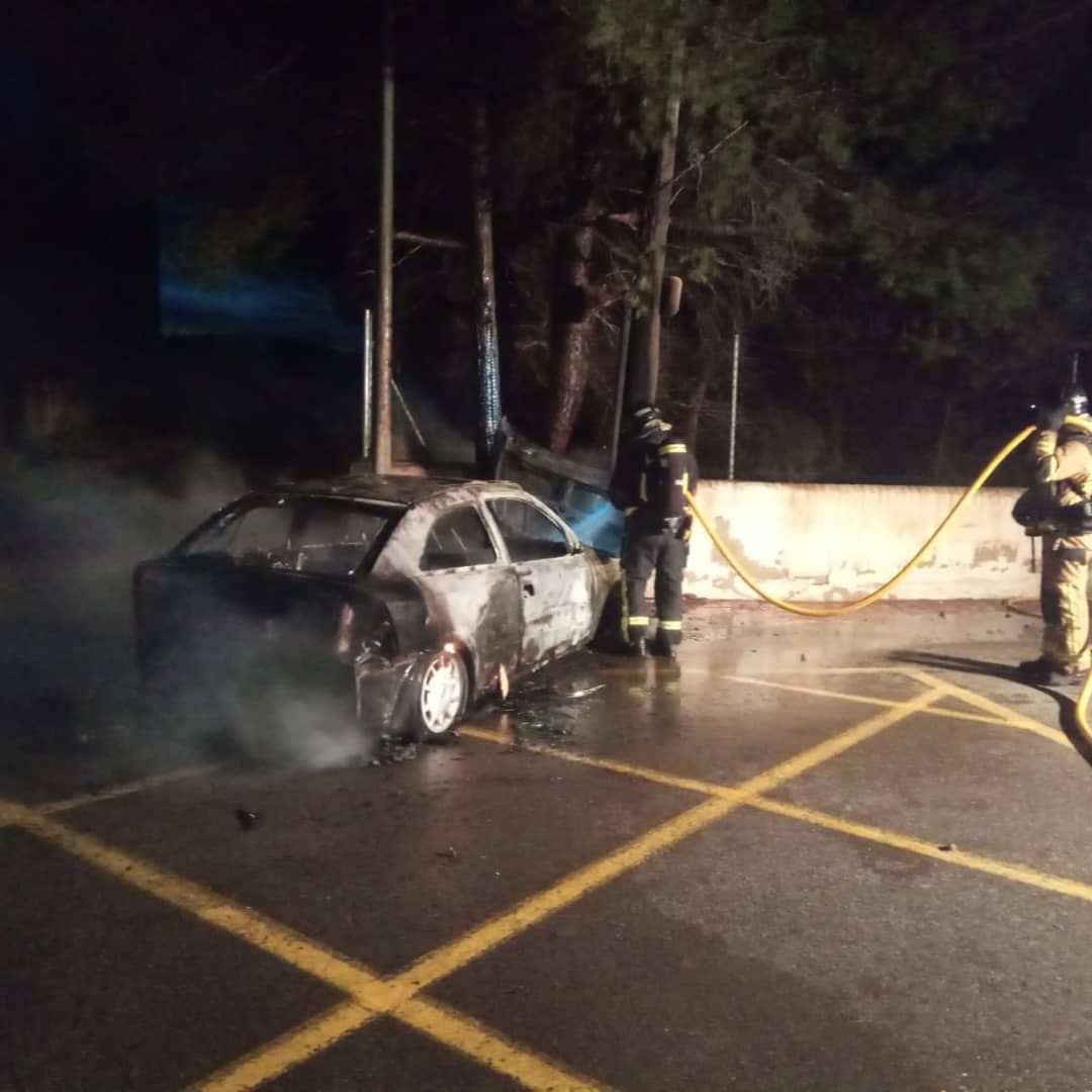 Incendio de un coche en Ibiza tras un accidente de tráfico