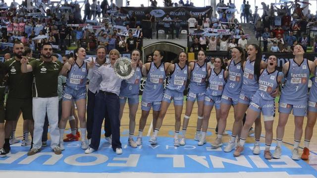 Celebración del equipo con el trofeo de campeón de la final a cuatro. | ALBA VILLAR