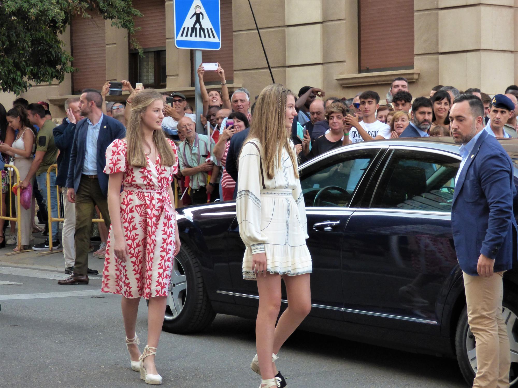 La princesa Elionor i la infanta Sofia rebudes a Figueres amb manifestants favorables i contraris