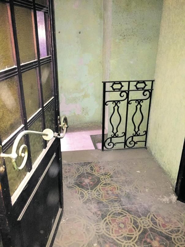 La manija de hierro forjado de una puerta.