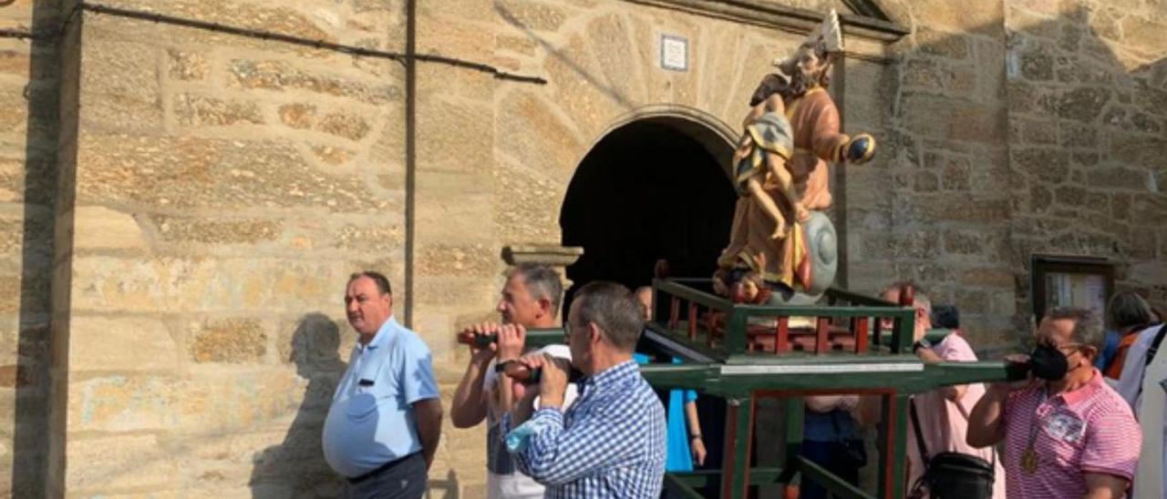 Procesión de La Trinidad en Camarzana de Tera. | firma