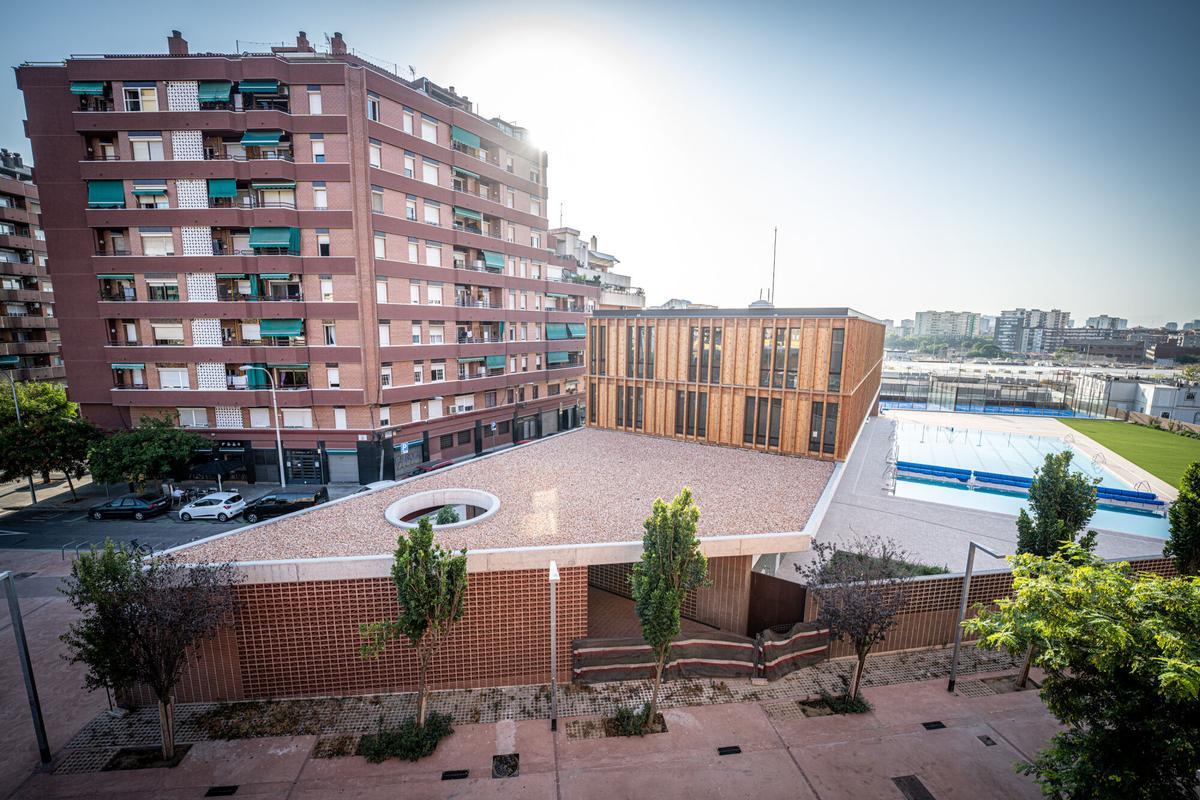 La nueva piscina descubierta de La Sagrera permanece cerrada este julio pese a que las obras ya están terminadas