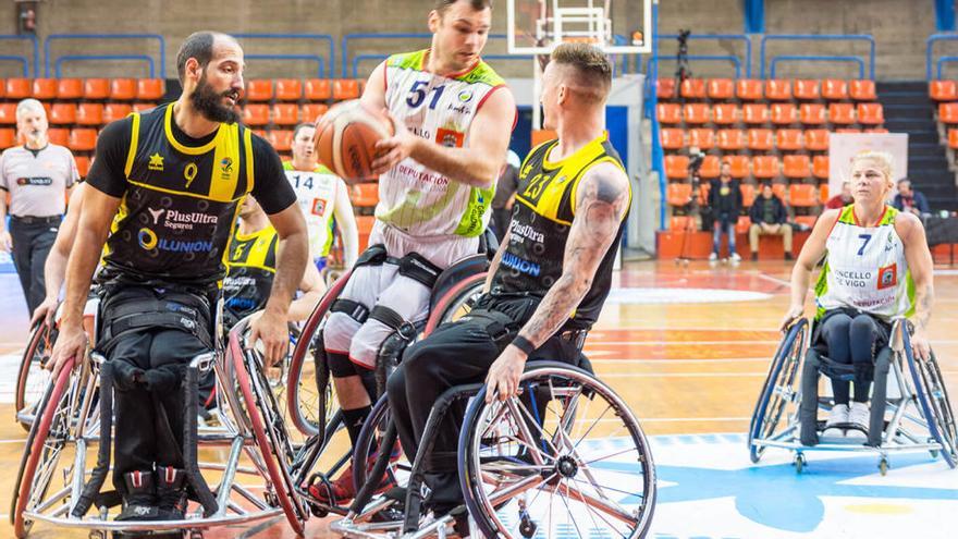 Un lance del partido de la semifinal entre el Amfiv y el Ilunion. // FdV