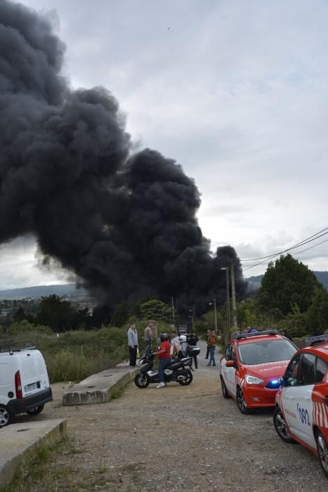 Arde una nave industrial abandonada en un polígono de Tremañes