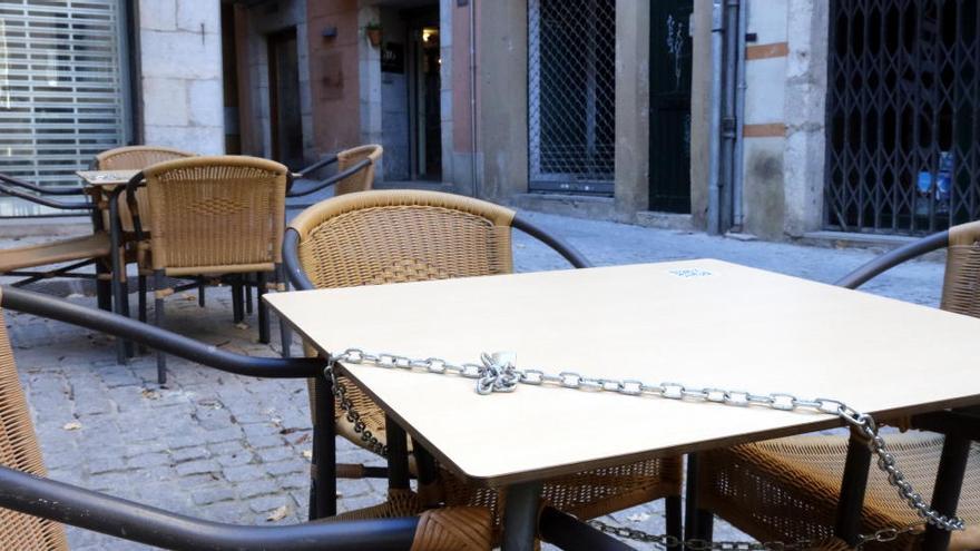 Una terrassa d&#039;un bar tancat al carrer Santa Clara de Girona.