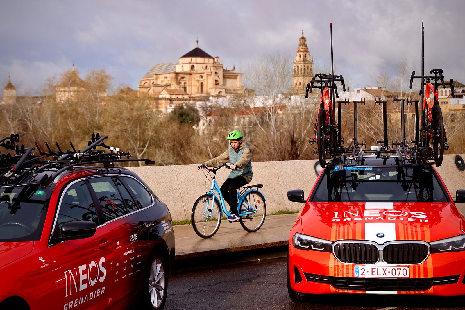 La salida de la etapa de Córdoba de la Vuelta a Andalucía en imágenes