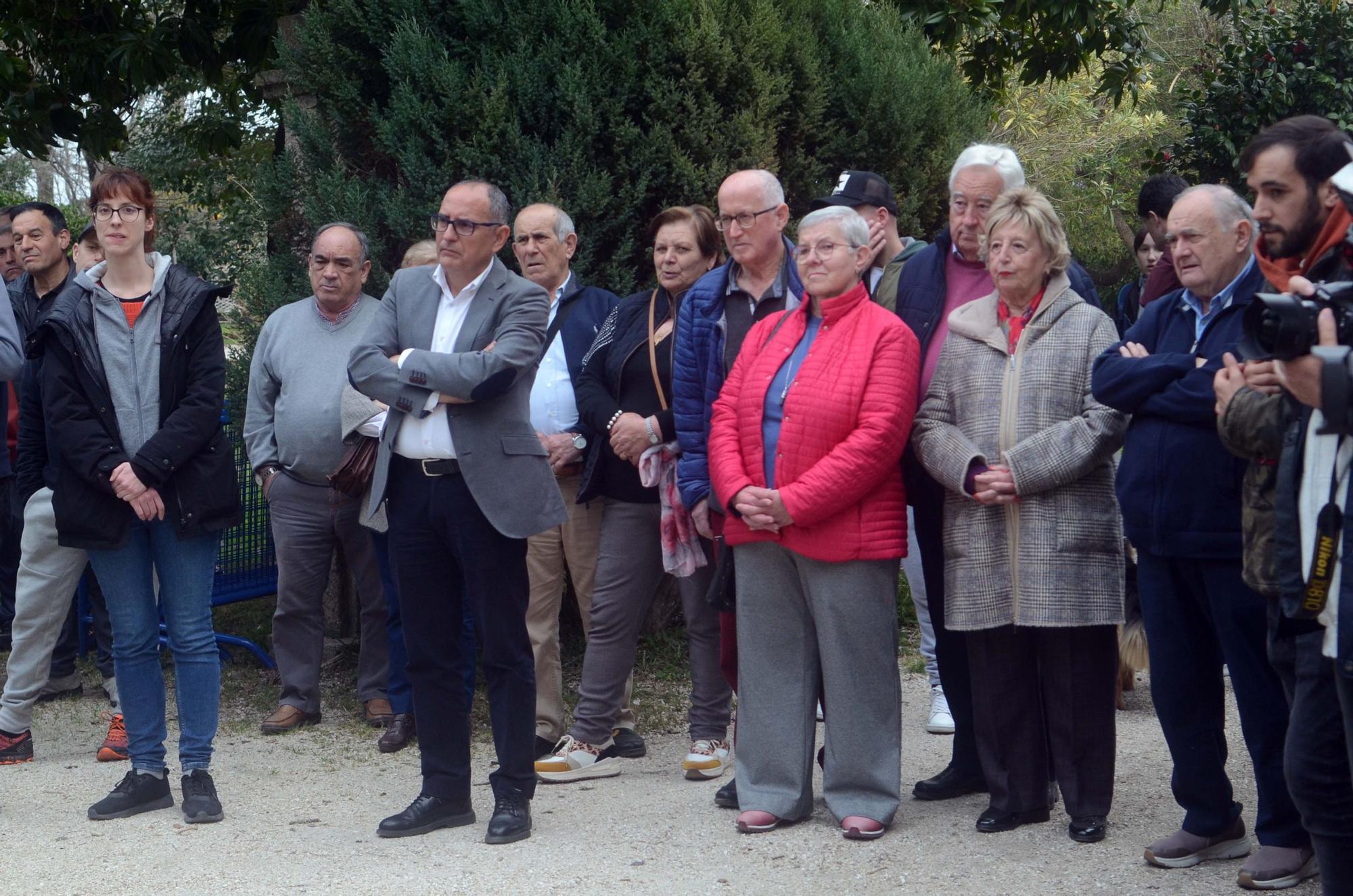 Así fue la inauguración de la escultura que recuerda al burro que descubrió las aguas termales de A Toxa.