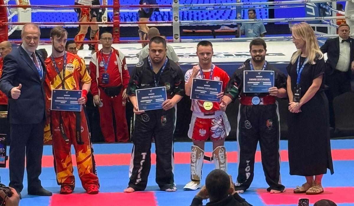 Antonio Romero, segundo izquierda, en el podio del Mundial.