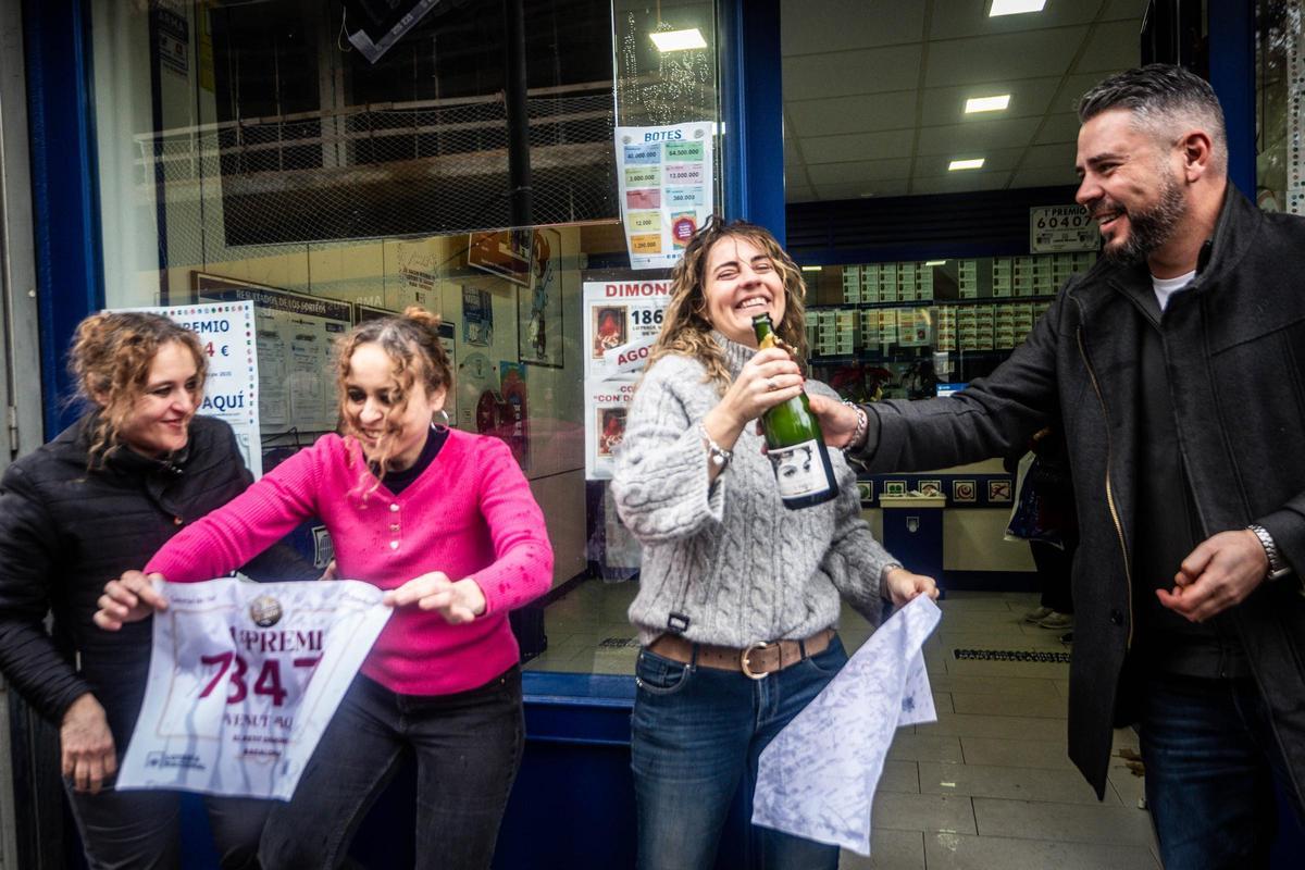Alegría en la administración de lotería de Badalona que ha repartido el cuarto premio