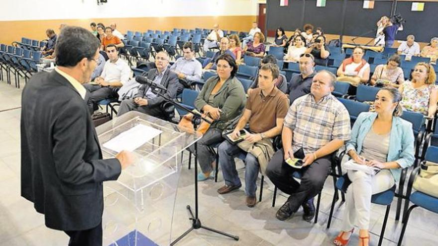 Joaquín Caraballo, ayer, durante su intervención en el foro en el Centro Cívico de Arrecife. | adriel perdomo