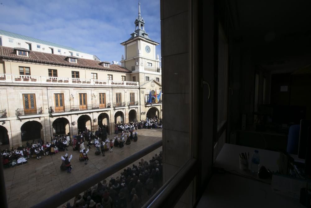 Jornada de folclore en la calle en el Ayuntamiento de Oviedo