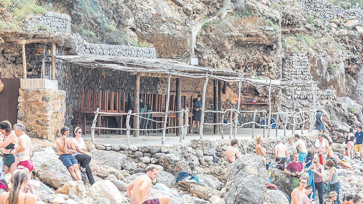 Die Strandbar prägt seit einem halben Jahrhundert das Bild der Bucht.